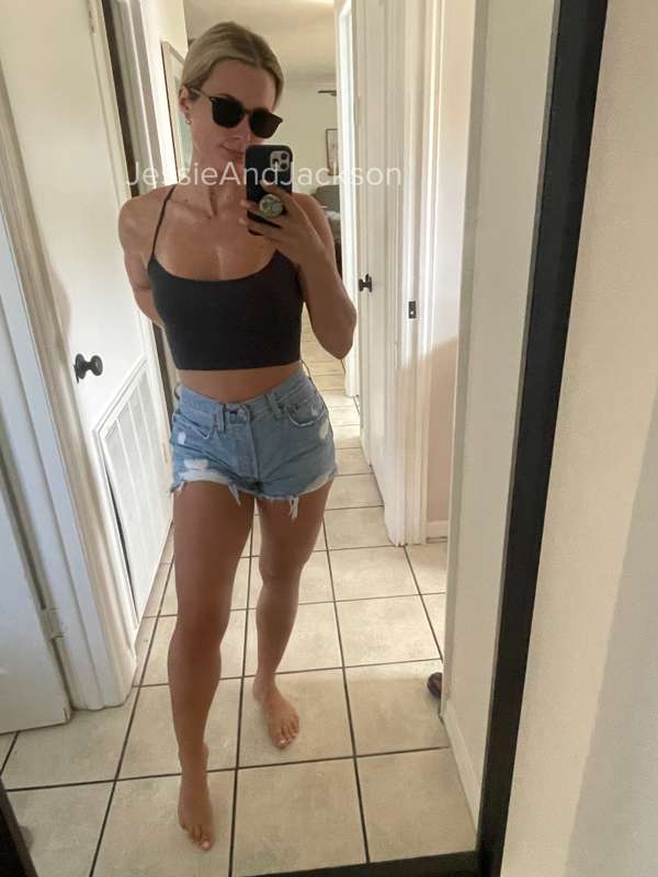 **Quick outfit of the day before we go run some errands** ☀️.. 1