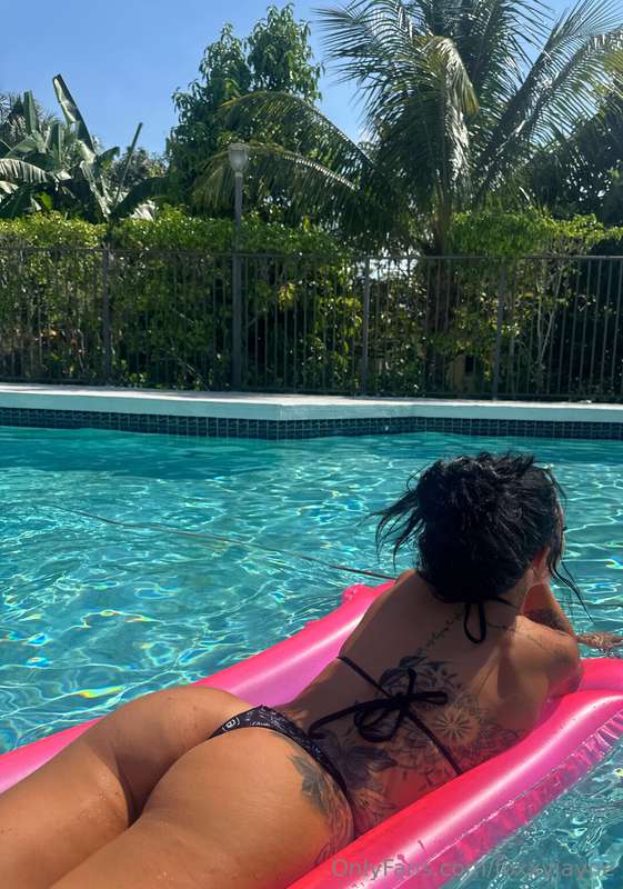 would u fuck me poolside baby 😘💖