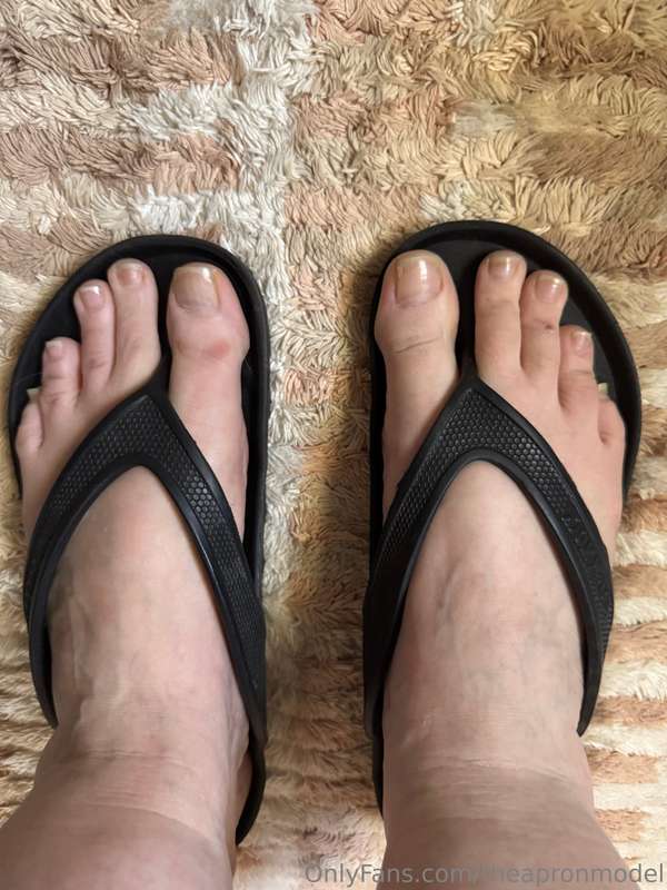 This foot’s for you. 🥰. Feel free to tip for me sharing pret.. 9