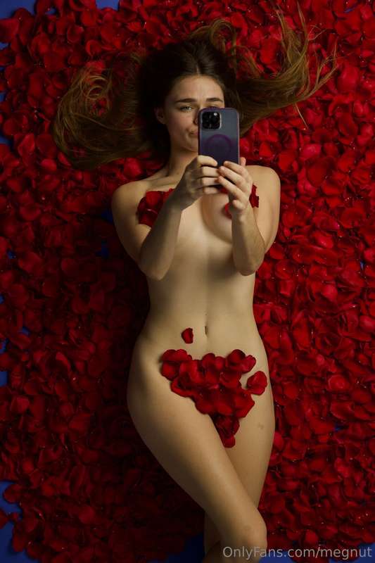 I took some special vday pics for you 🌹 dm me to see 2