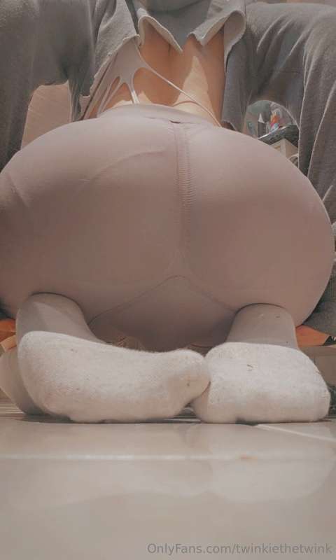 I promise I'm just wearing my booty shorts because they're c.. 7