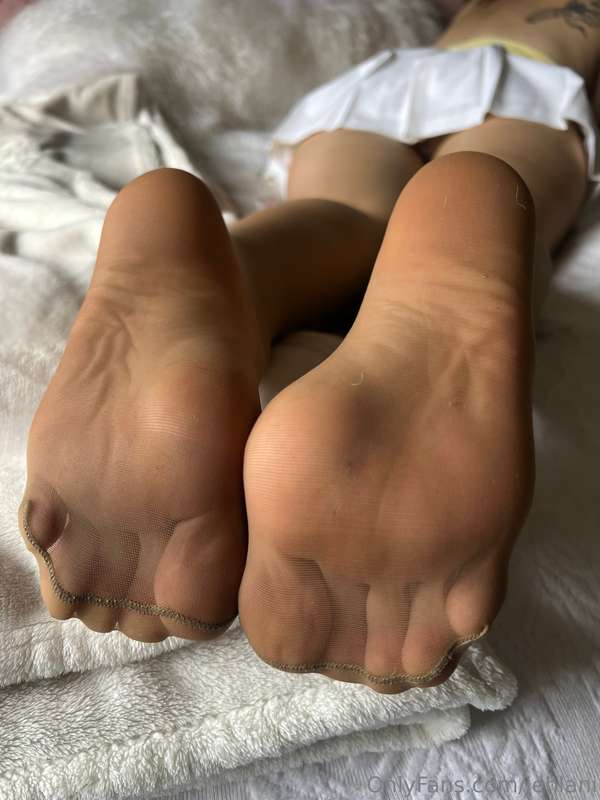 Pantyhose soles 🥰 made for worshipping. I want you to smell .. 7