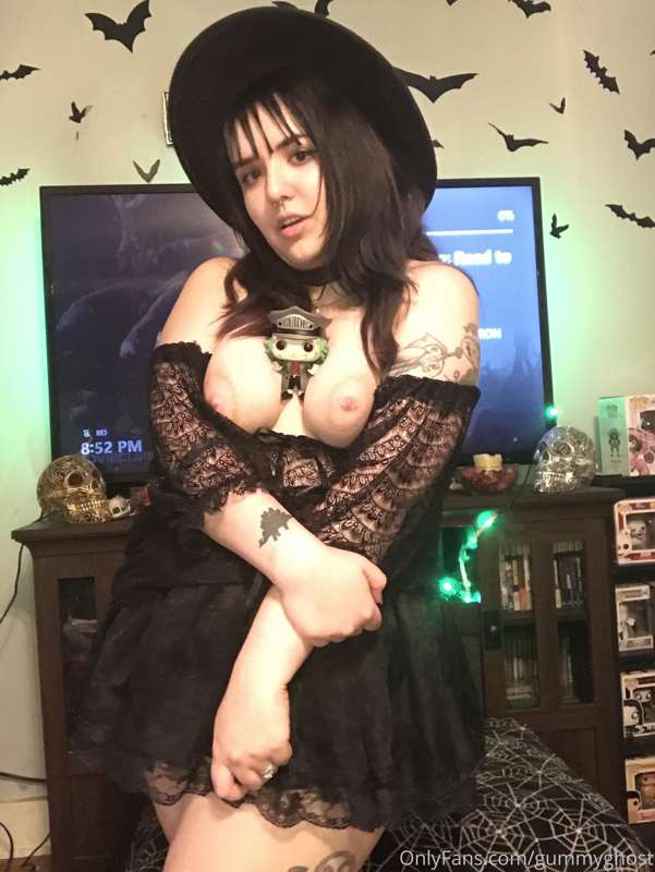 Lydia Deetz cosplay! Will you show me what’s under your shee.. 14