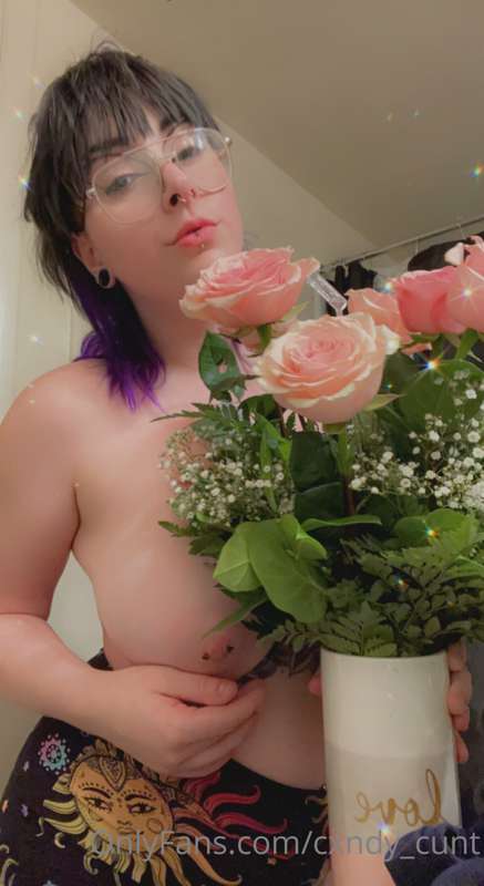 Roses are my favorite 💞 would you ever get me roses? 🥺 4