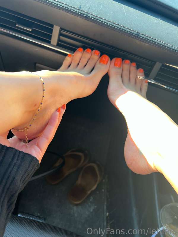 Spamming u guys with my new nails 🧡😂 I’m very happy with the..