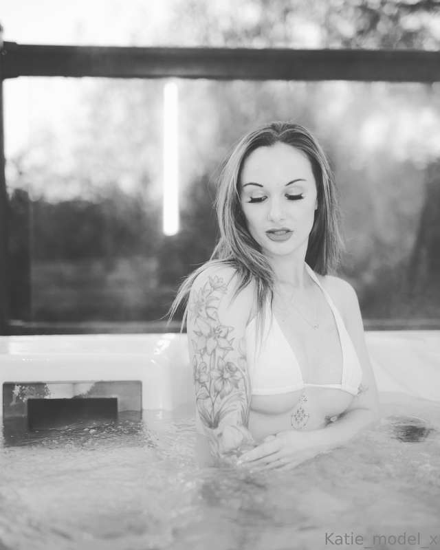 Have 3 of me enjoying the hot tub 💦😈🫶🏼 2