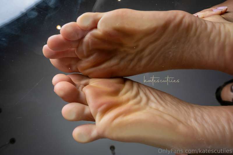 My sexy feet pressed on glass pt 1😘 1