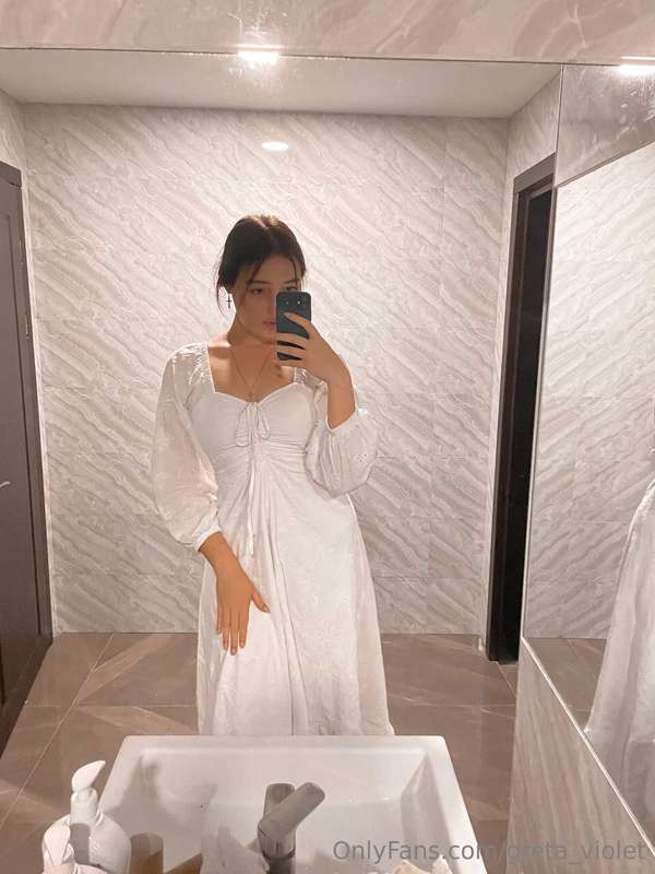 Qui veux voir ceux qu'il y'a en dessous de ma robe 👗 ?