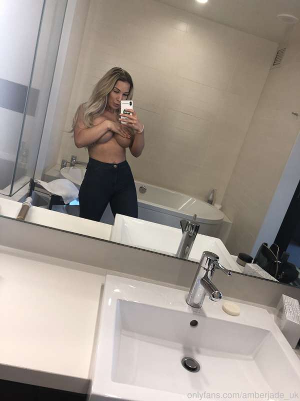 Best kind of bra a girl can wear? The hand bra 🖐 
What do yo.. 2