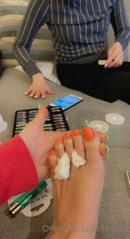 Sorry guys were still doing our nails 🥺💖🙏🏼 I’ll save the liv..