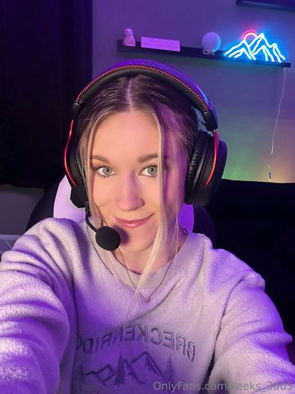 live playing sea of thieves on twitch ⚓️🏴‍☠️🚢