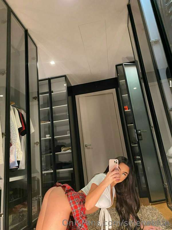 This Australian girl couldn't resist going behind her parent.. 3