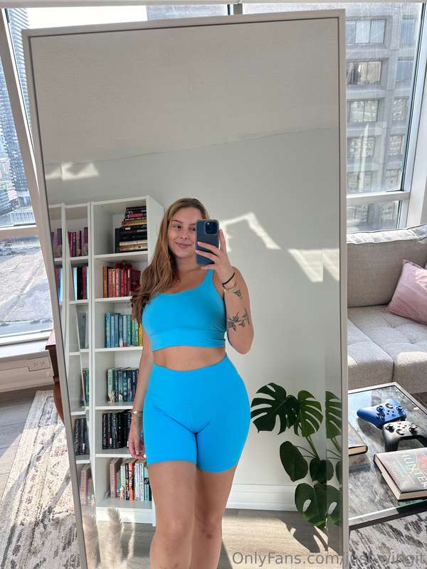 Tell me your desires rn and I'll make it cum true 😈