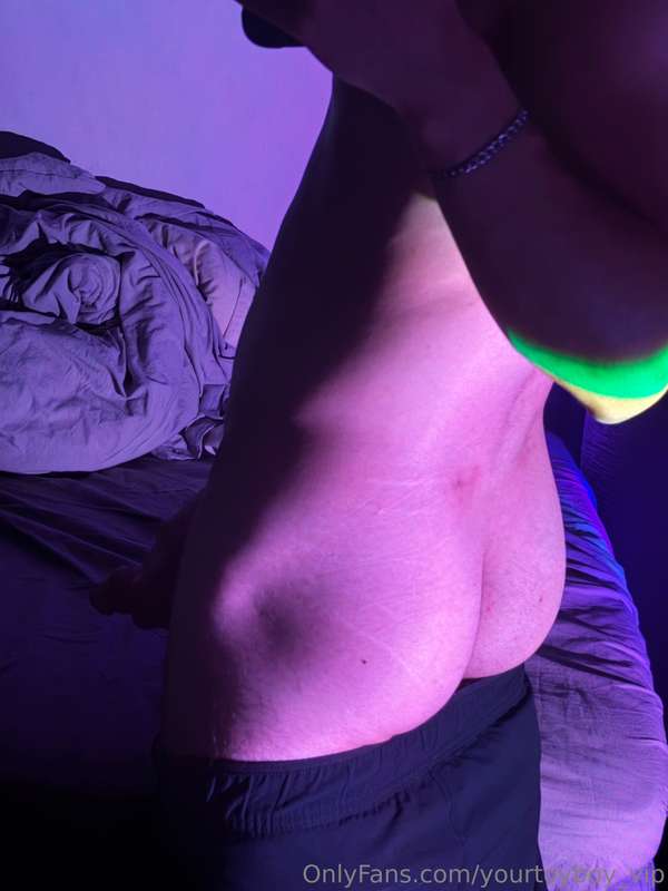 A bit of color and ass… I hope you enjoy it haha🤫💦 9