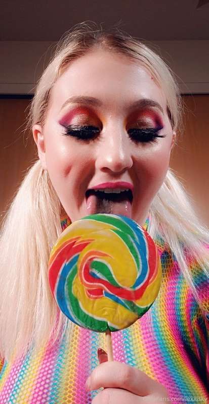 Can I lick you like a lollipop?🤤