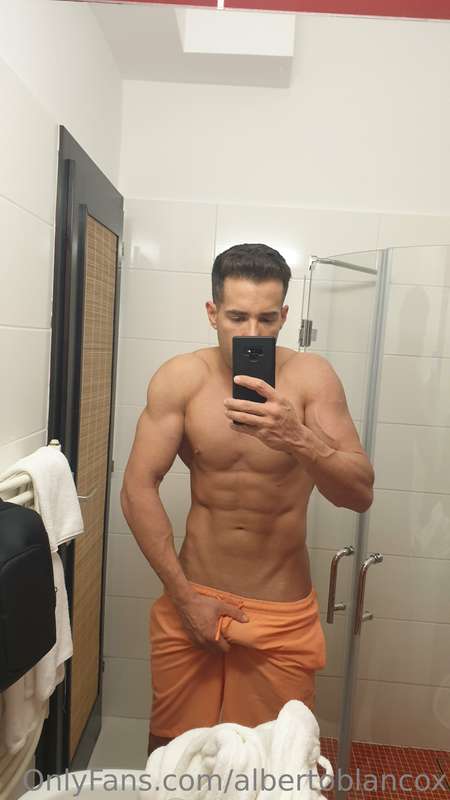 Como puede ser tan grande esto que tengo entre las piernas??..