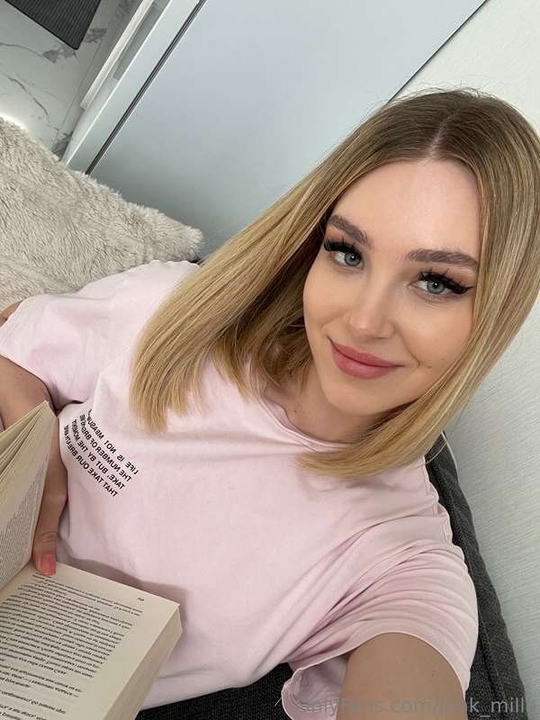 I read an interesting book today🔥 do you like smart girls? 🥰