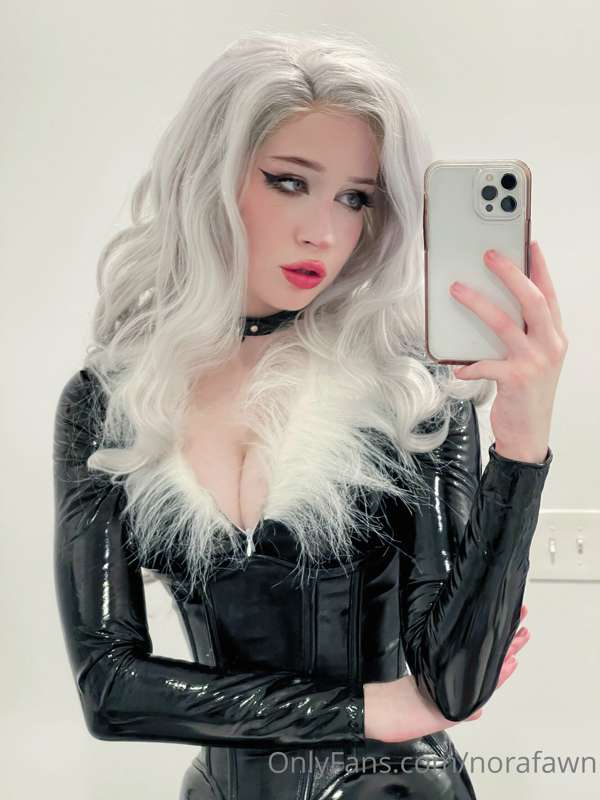 I feel so sexy with white hair omgGgG. Who wants to pay for .. 3