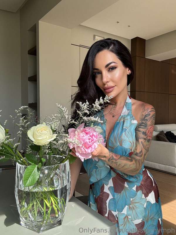 🌸 I adore flowers - there is so much tenderness, beauty and ..