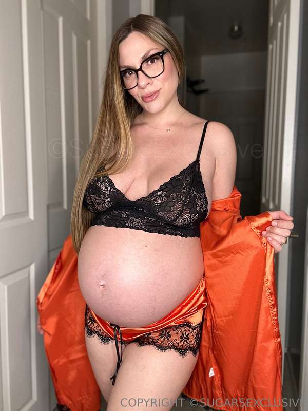 Do you wanna see what’s under my outfit? 😏