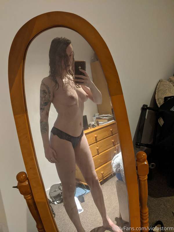 Feeling myself after a shower 😈