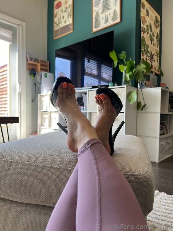 I need more heels like this 😍😍😍 anyone know good shoe stores.. 2