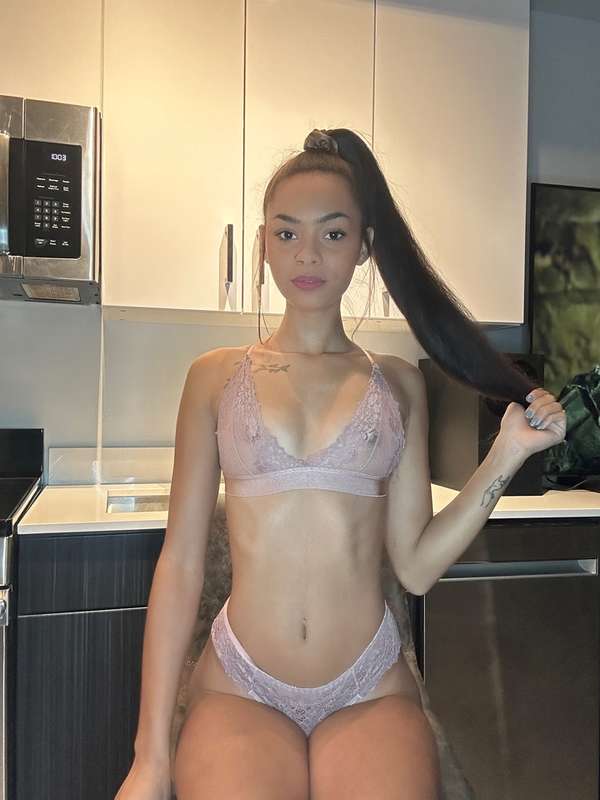 i’ll be live at 7pm pst/ 10pm est 🤤