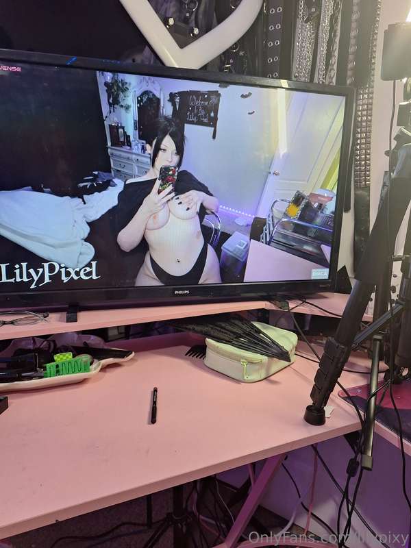 Be on in ten minutes 🖤 happy Friday 🖤 2