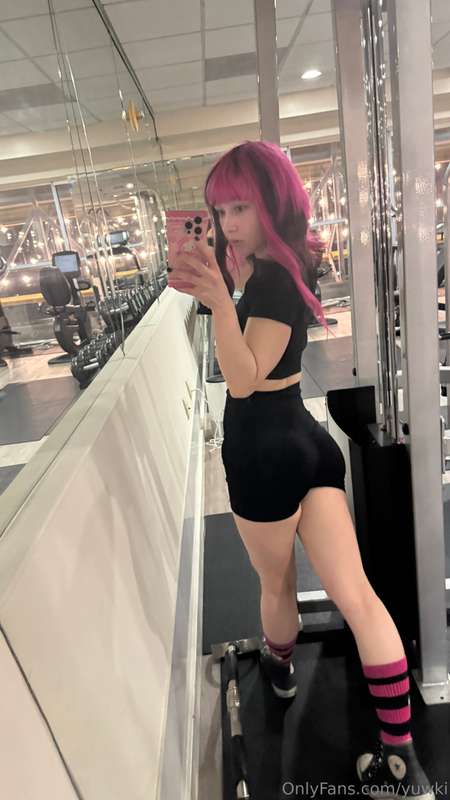 the lighting in this gym sucks at night sorry hope u can sti.. 6
