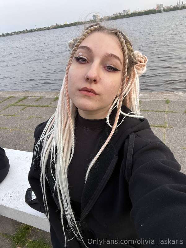 I took selfies against the backdrop of the autumn sea, and e..