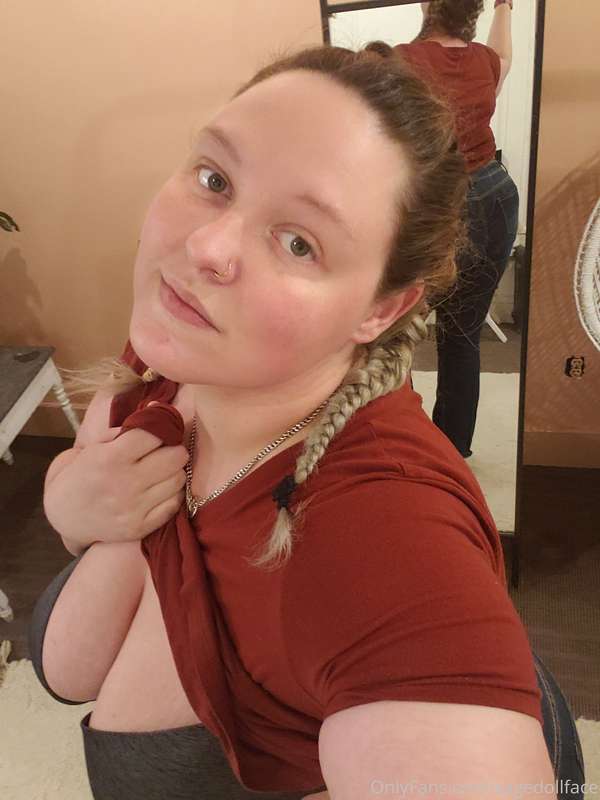 I'm really enjoying taking sexy selfies at work after I'm fi..