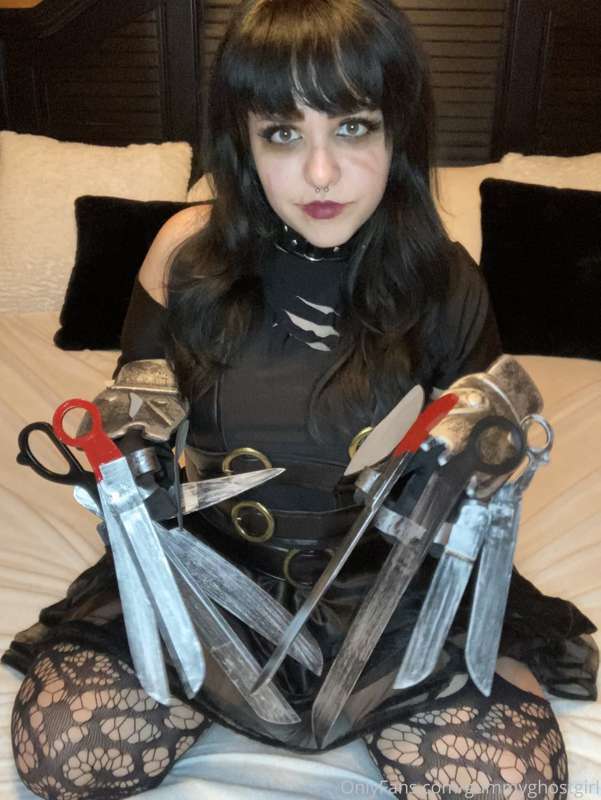 I can’t finger myself with scissor hands, think you could he.. 21