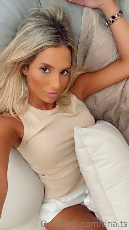 Today is going to be a very productive day 💋 although lying ..