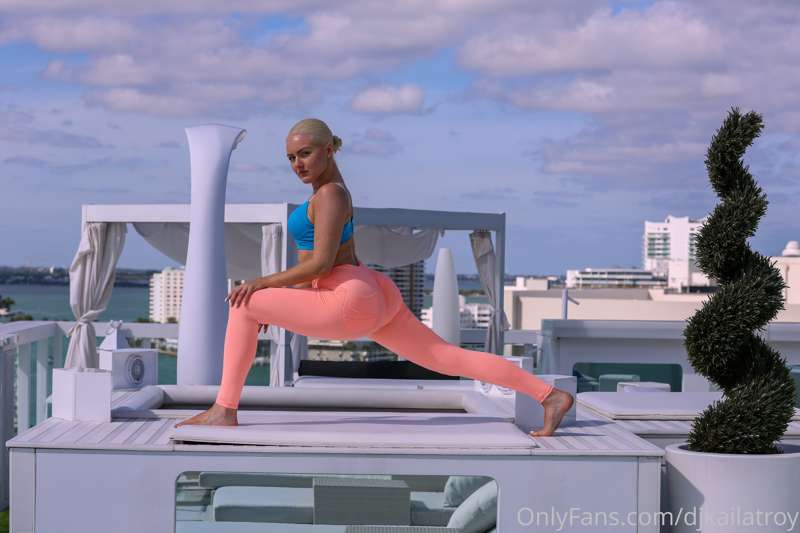 I love stretching my muscles 💪 🤪  Long & Flexi ! Chat to me ..