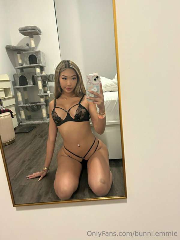do you think I look better on my knees 😏 2
