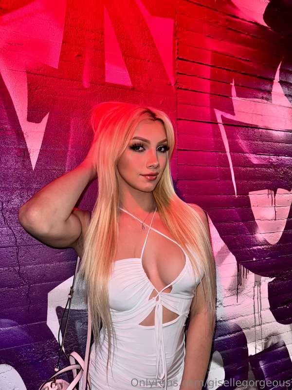 Would you cum up and flirt with me?? 😘💕