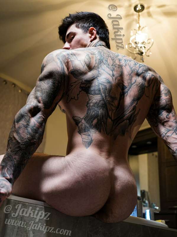 Getting ready to hop it the bath, wanna watch 😏🧼..?