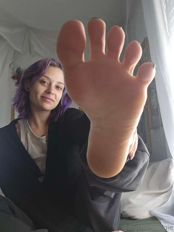 Saturdays are for sock peels and spread toes🔥🧦 1
