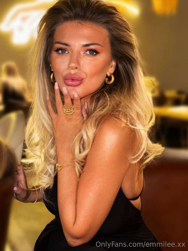 Who can catch my kiss or better yet join my online party?🥂💫h..