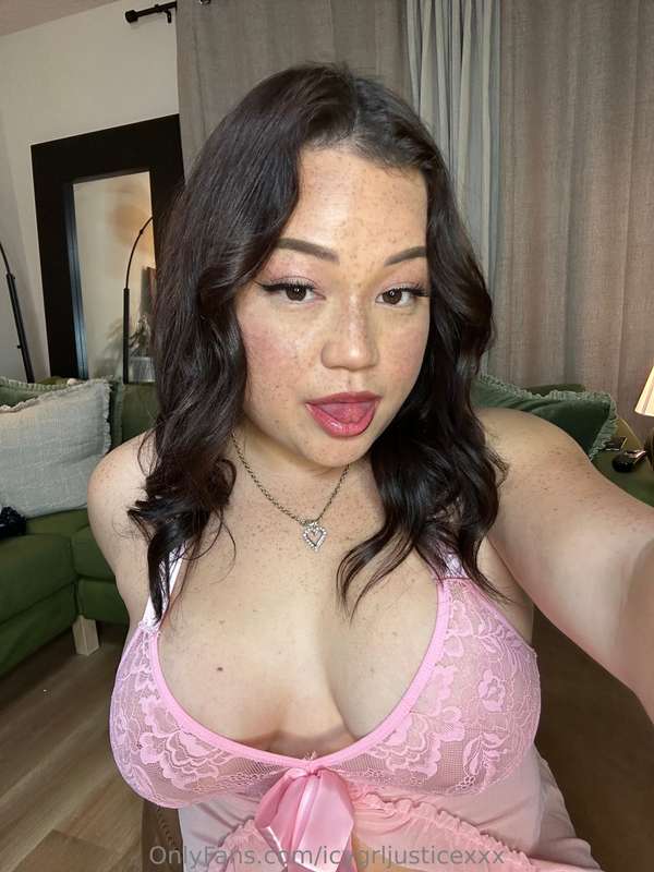 Do you wanna see how good my tongue works?👅 DM me!