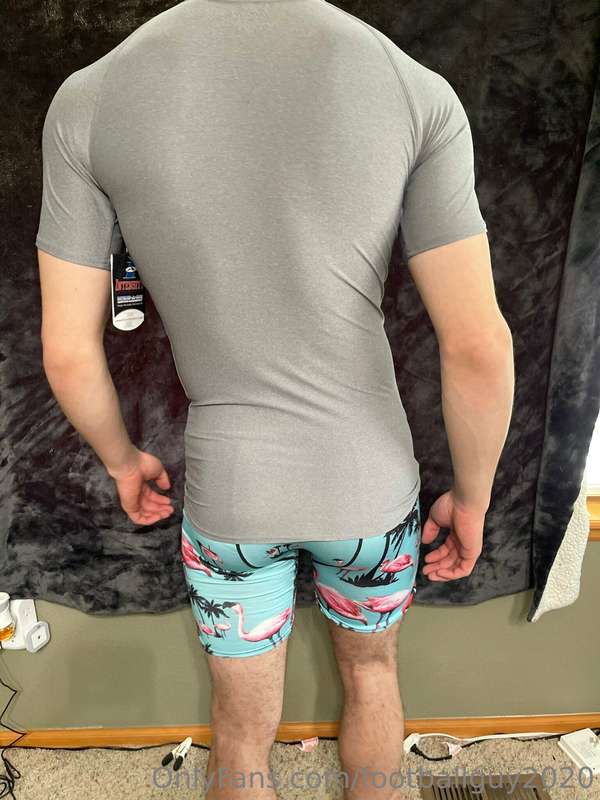 Does this tight shirt look good on me? 3