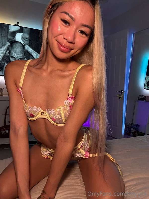your favorite is going live @ 4pm mst tonight <3