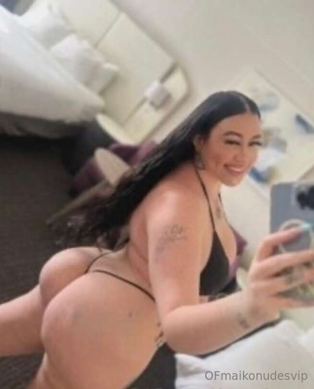See this curvy baddie and her girlfriends get fucked by huge.. 2