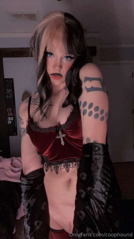 Black Friday Post E; A cute photoshoot of your sexy vampire .. 1