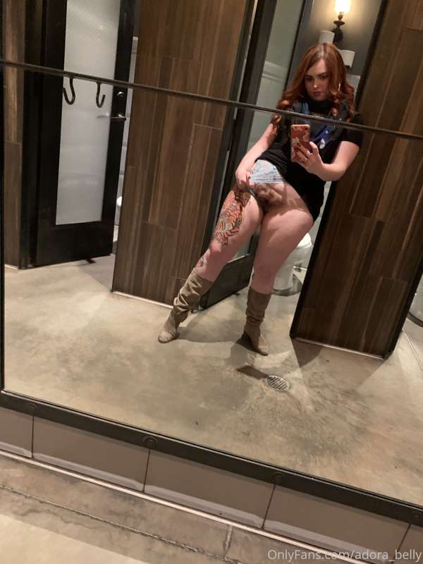 Gotta show off my pussy in this empty restaurant bathroom 😱 ..