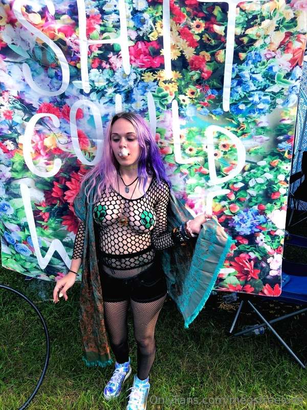 this rave girl wants to get fucked at the festival 🙈🤭