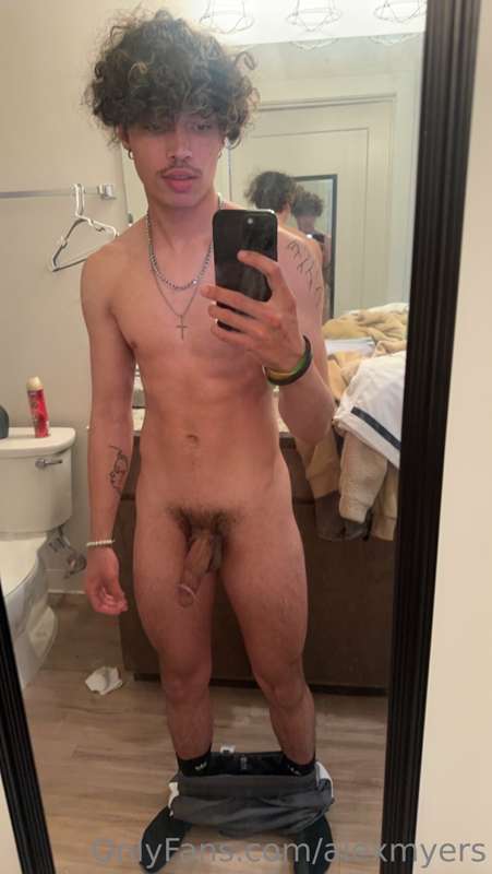 i love to get naked 😏