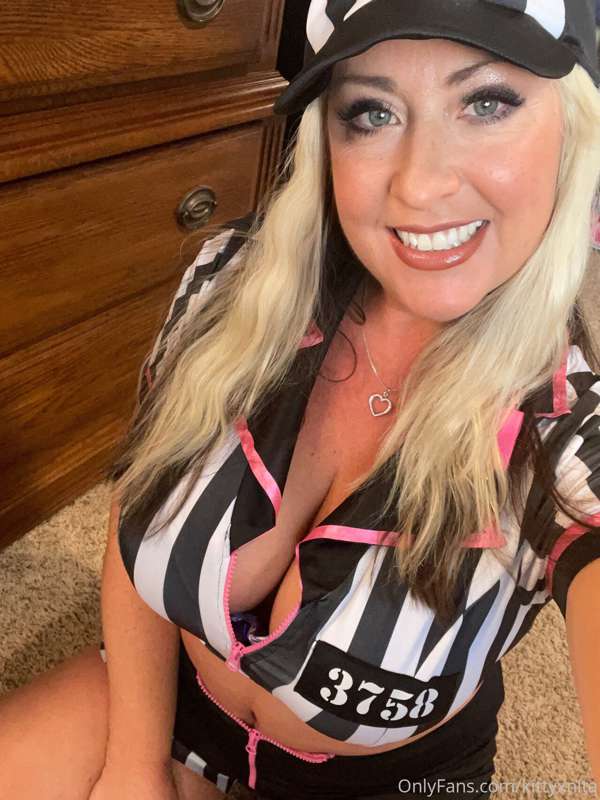 Want to watch the game with me?  @mamanita