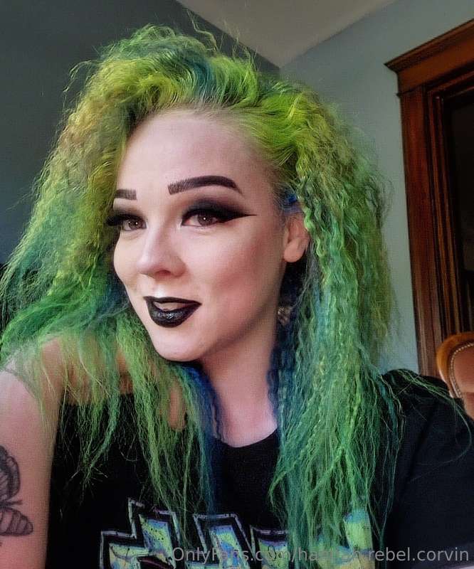 😈