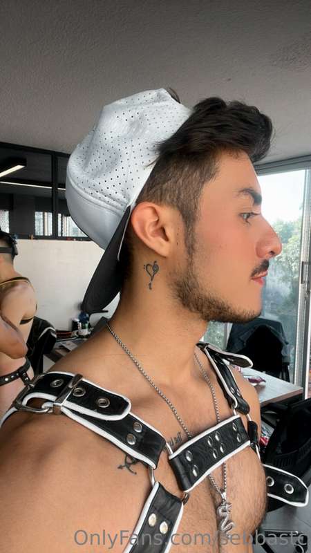 Alguno por aca con fetiche al cuero y rudo🖤🐾 2